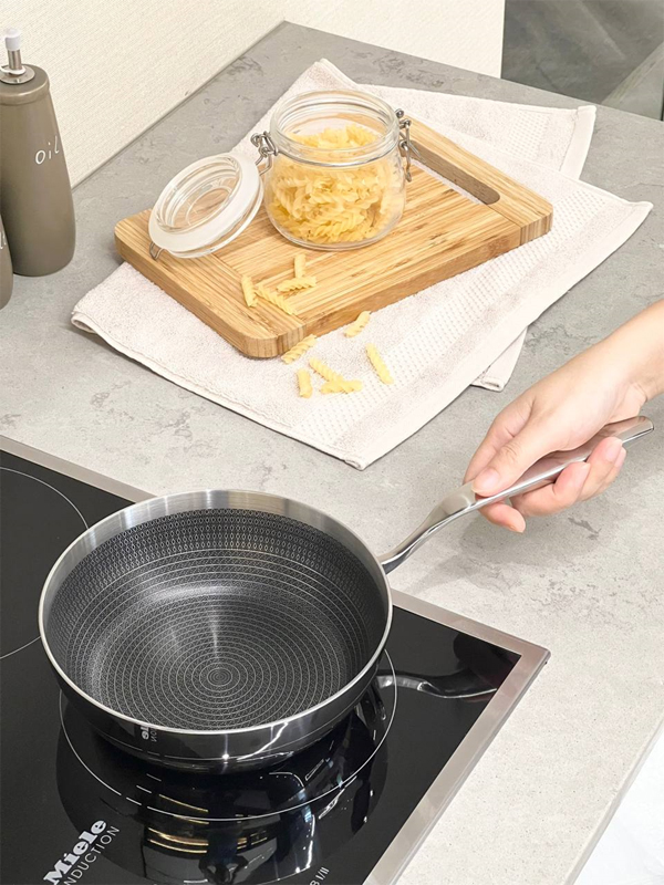 Chảo sâu lòng Tri-Ply chống dính hoa văn nổi 24cm Kaiyo- Nhật